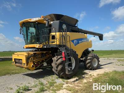 New Holland CR9070 Combine