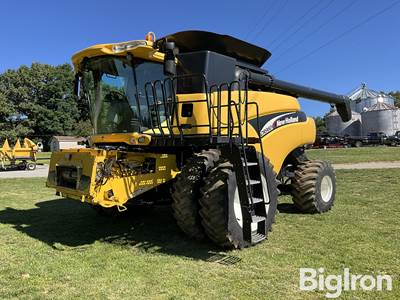2006 New Holland CR960 4WD Combine