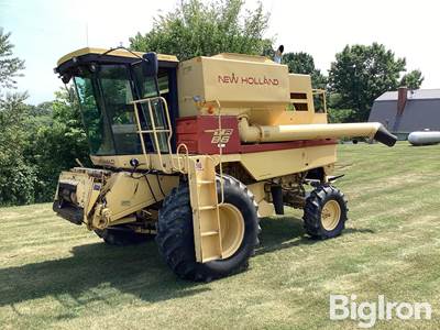 1986 New Holland TR86 2WD Combine
