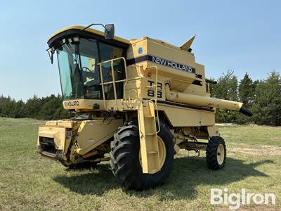1997 New Holland TR88 Combine