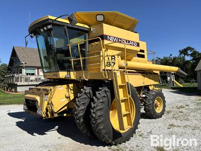 1995 New Holland TR97 Combine