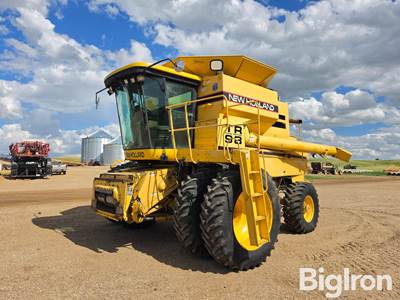1998 New Holland TR98 4WD Combine