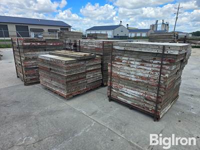 Used 4' Concrete Wall Forms, Steel Frame Wood Face, 4' Length x 2' Width