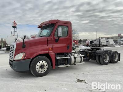 2013 Freightliner Cascadia CA125DC T/A Day Cab Truck Tractor