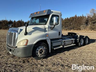 2009 Freightliner Cascadia 125 T/A Day Cab Truck Tractor