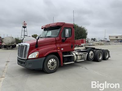 2015 Freightliner Cascadia 125 Tri/A Day Cab Truck Tractor