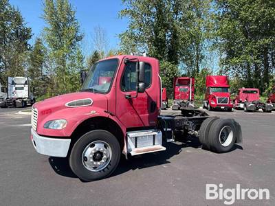 2005 Freightliner M2106 Truck Tractor