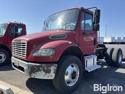 2004 Freightliner M2106 4X2 Truck Tractor