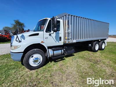 2005 International 4400 T/A Grain Truck