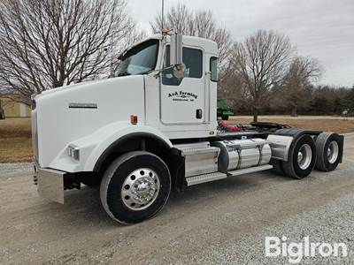 2006 Kenworth T800 T/A Day Cab Truck Tractor