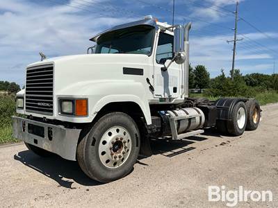 2015 Mack CHU613 Pinnacle T/A Truck Tractor w/Wet Kit