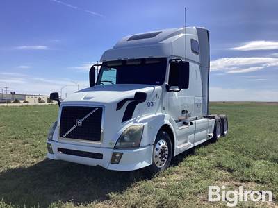 2013 Volvo D13 VNL Series T/A Heavy-Duty Conventional Truck Tractor