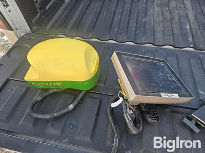John Deere GreenStar 4640 Monitor & StarFire 6000 GPS Globe