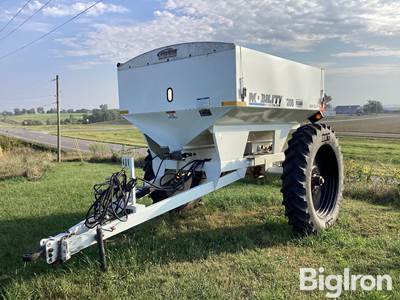 Dalton 800 Pull-Type Row Crop Fertilizer Spreader