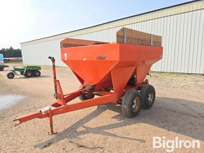 Willmar Super 500 T/A Dry Fertilizer Spreader