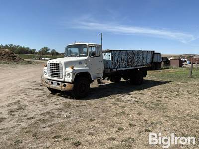 1982 Ford F800 S/A Dump Truck