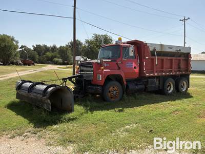 1995 Ford L8000 T/A Dump Truck w/Blade & Spreader