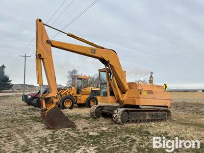 John Deere 690B Hydraulic Excavator