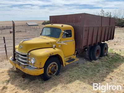 1953 Diamond T 622-28M T/A Grain Truck