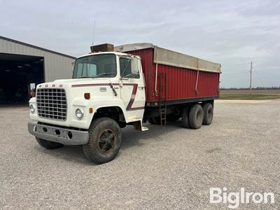 1977 Ford 800 T/A Grain Truck