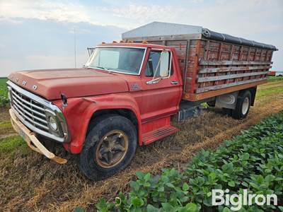 1975 Ford F700 S/A Grain Truck
