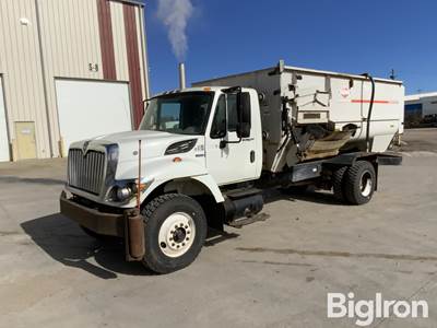 2009 International 7300 S/A Feed Mixer Truck