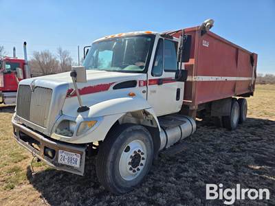 2005 International 7400 T/A Grain Truck
