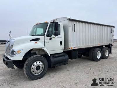 2006 International 7600 T/A Grain Truck