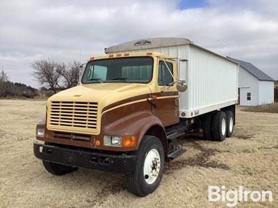 2000 International 8100 T/A Grain Truck