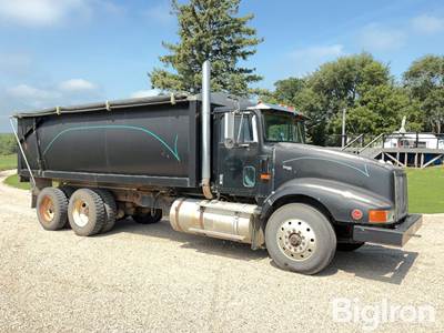 1990 International Eagle 9400 Series T/A Grain/Silage Truck