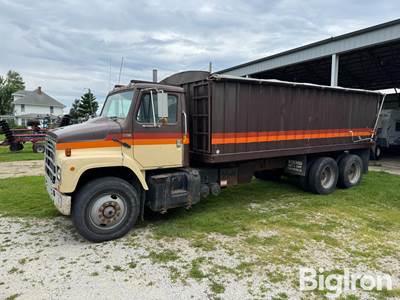 1984 International F2375 T/A Grain Truck