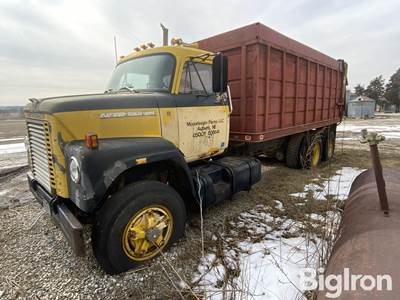 1975 International FleetStar F2070A Diesel T/A Grain Truck