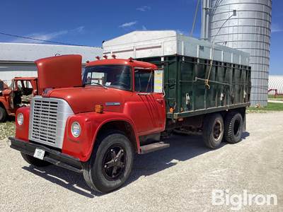 1975 International LoadStar 1700 T/A Grain Truck