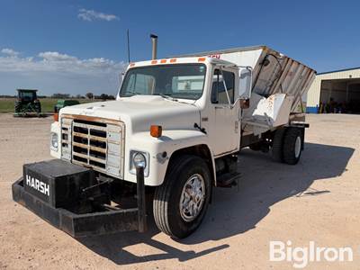 1984 International S1900 S/A Feed Truck w/Harsh 400 Mixer Box