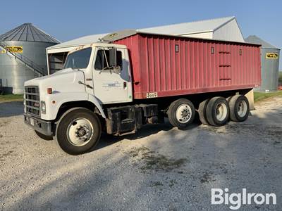 1987 International S2300 Tri/A Grain Truck