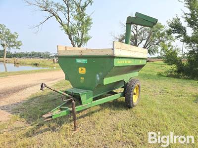 John Deere E0068 Feed Wagon
