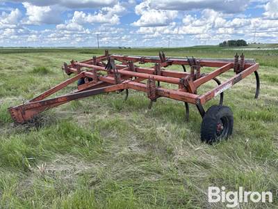 Allis-Chalmers 16 Pull Type Chisel Plow