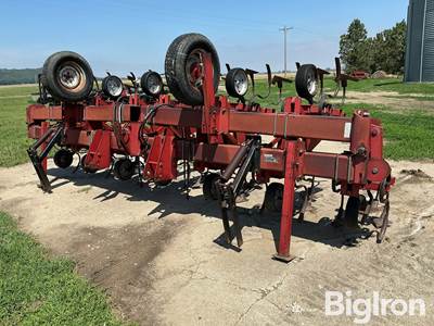 Case IH 183 12R30” VibraTine Cultivator