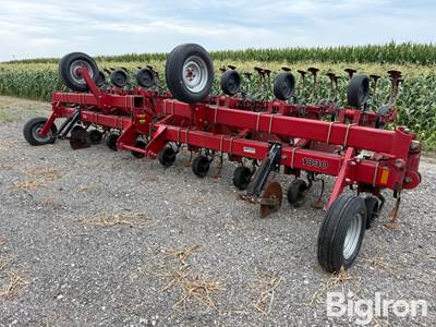 Case IH 1830 16R30" Row Crop Cultivator
