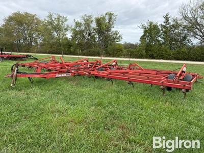 Case IH 4300 Field Cultivator