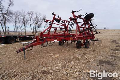 Case IH 4800 24' Field Cultivator W/9" Sweeps & 3-Bar Summers Harrow