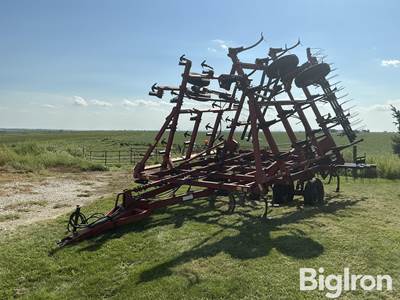 Case IH 4800 Vibra Shank Field Cultivator