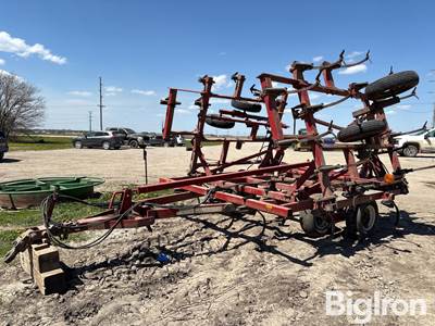 Case IH 5800/4300 25’ Field Cultivator