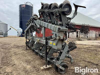 Hiniker 6000 12R30" Cultivator