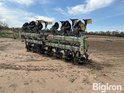 Hiniker 6000 12R30” Hiller