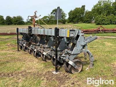 Hiniker 6000 6R30 Cultivator