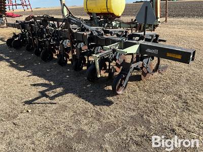 Hiniker 8R30 Cultivator