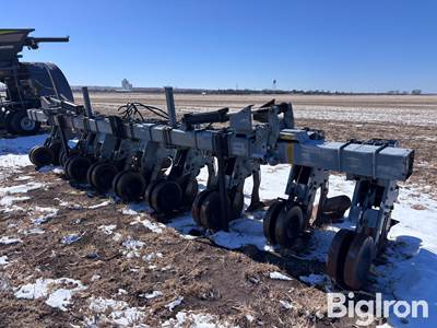 Hiniker Folding 8R30 Cultivator w/Ridging Wings
