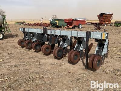 Hiniker 8R30 Cultivator