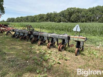 Hiniker 8R36” Hiller/Cultivator